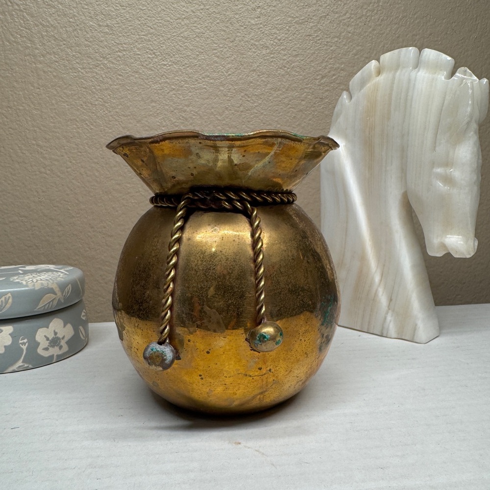 Vintage gold tone planter decor with rope style